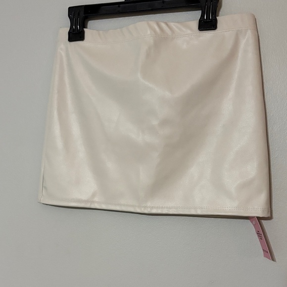 PrettyLittleThing Off-White Faux Leather Mini Skirt - Picture 5 of 6